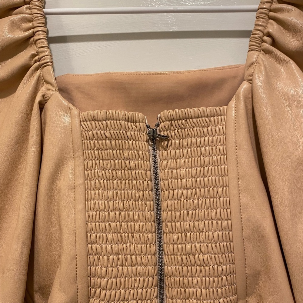 Alice + Olivia Bronte Blouson Sleeve Crop Top in Almond Faux Leather - Picture 4 of 6